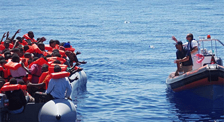 rescatar migrantes en el Mediterráneo Continúan maniobras para rescatar miles de migrantes en Mediterráneo